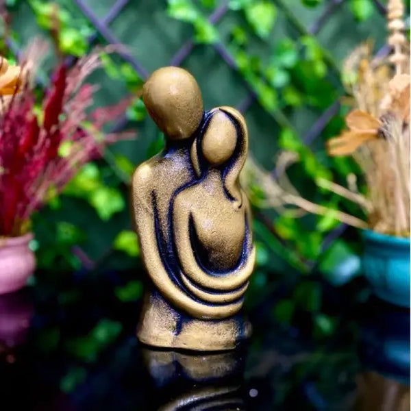 Escultura Casal Abraçado Gesso Decorativo Minimalista