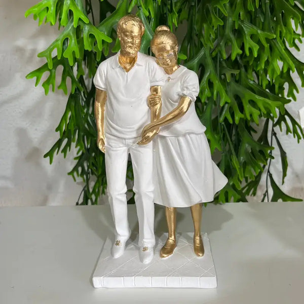 Escultura Vô e Vó Casal Idosos Gesso Decorativo